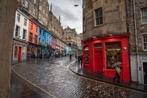 A beautiful walking street near the Royal Mile in Edinburgh, the starting point for your 10 days in Scotland.