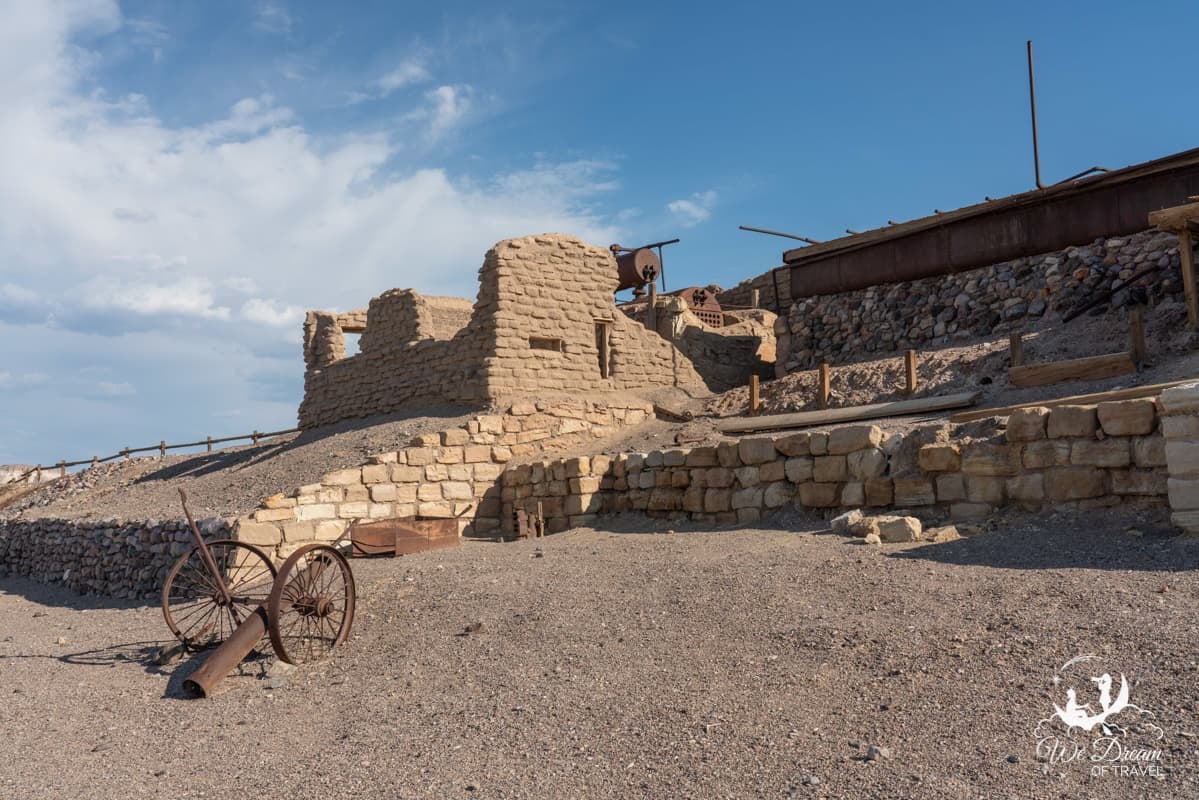 A photo showing the remnants of the twenty-mule team and buildings that used to work at Harmony Borax.